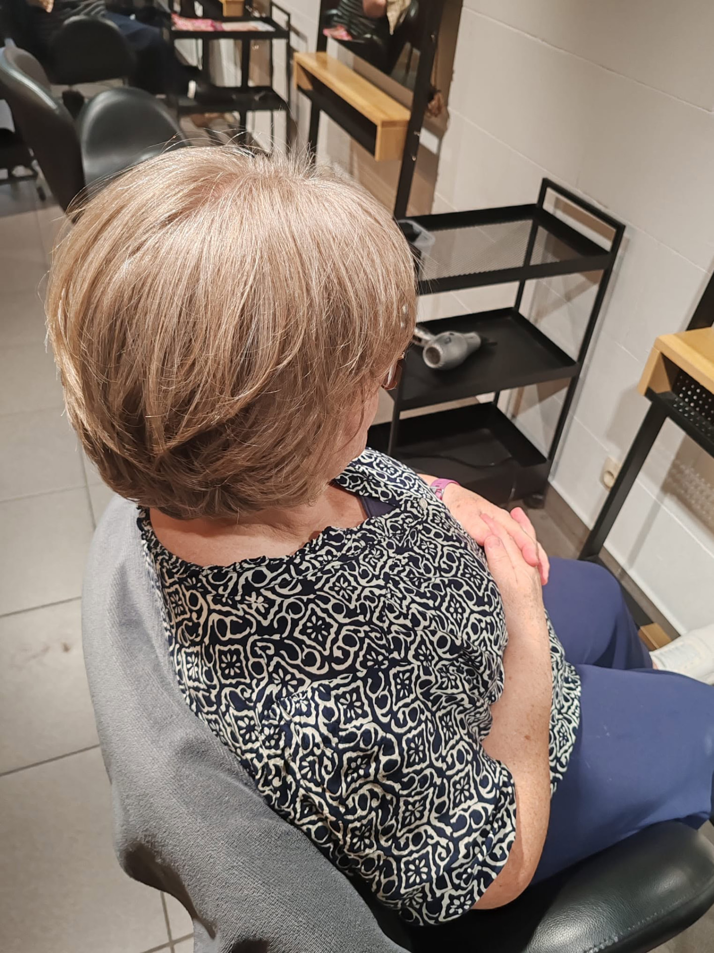 Dameskapsel — blonde bob met volume