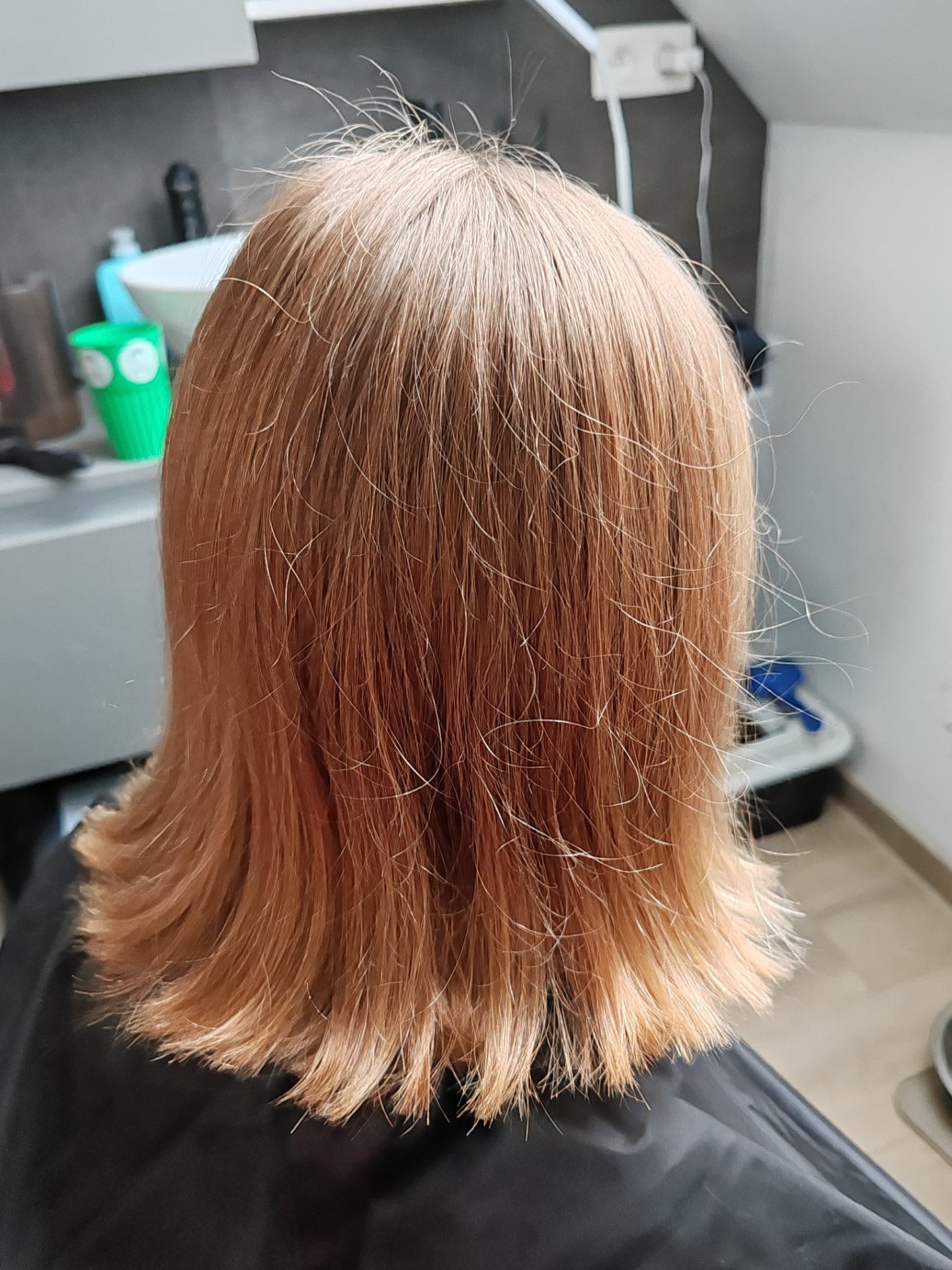 Kinderkapsel — blonde bob na de knipbeurt