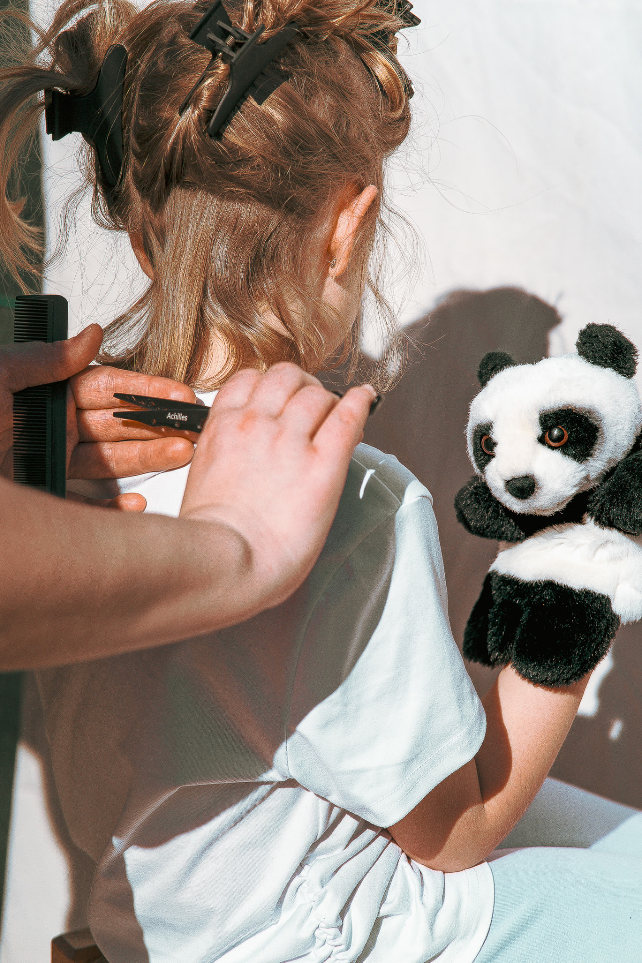 Kinderkapsel — halflang haar geknipt met pandapop als afleiding