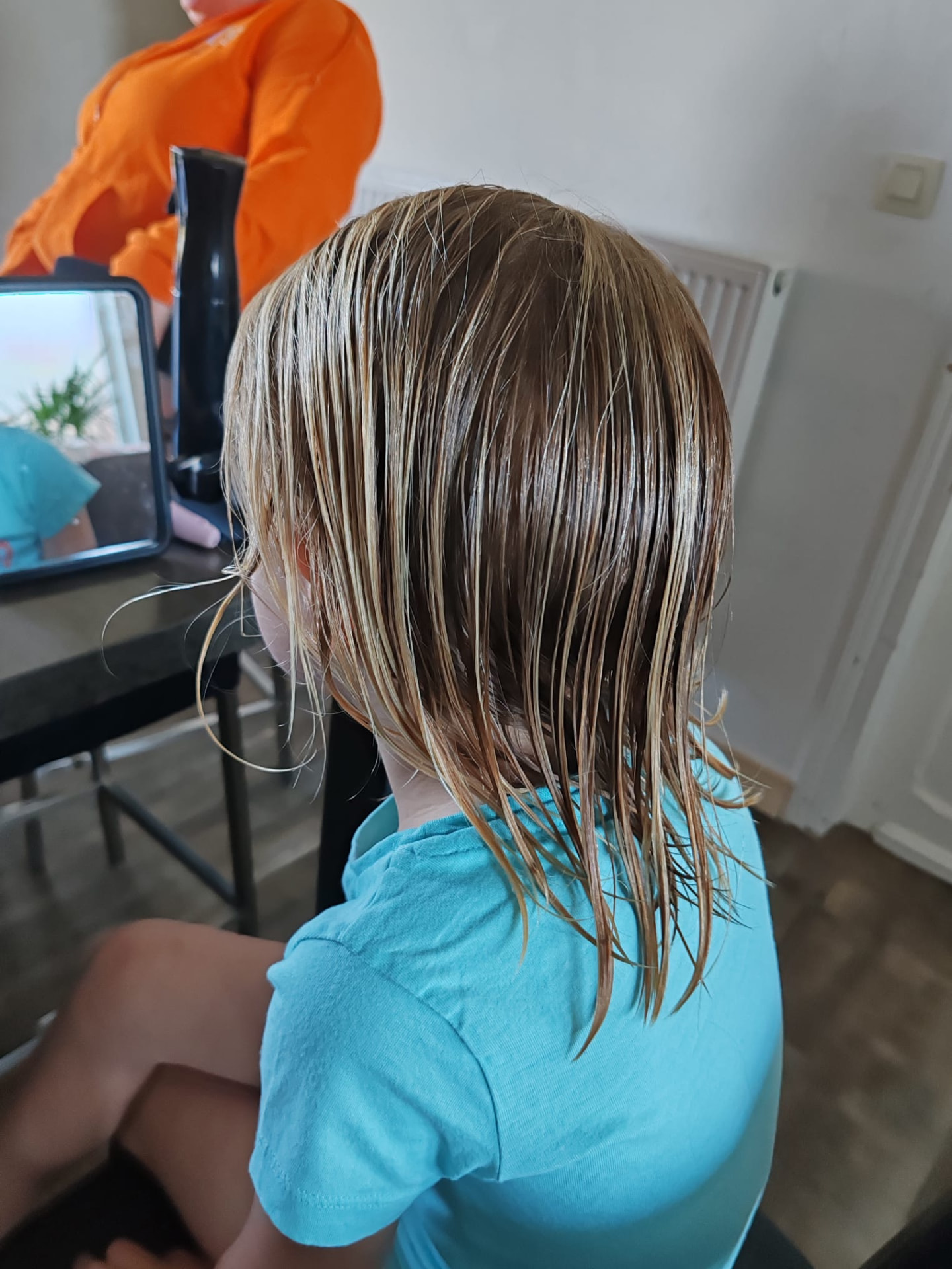 Kinderkapsel — halflange coupe met blonde lokken